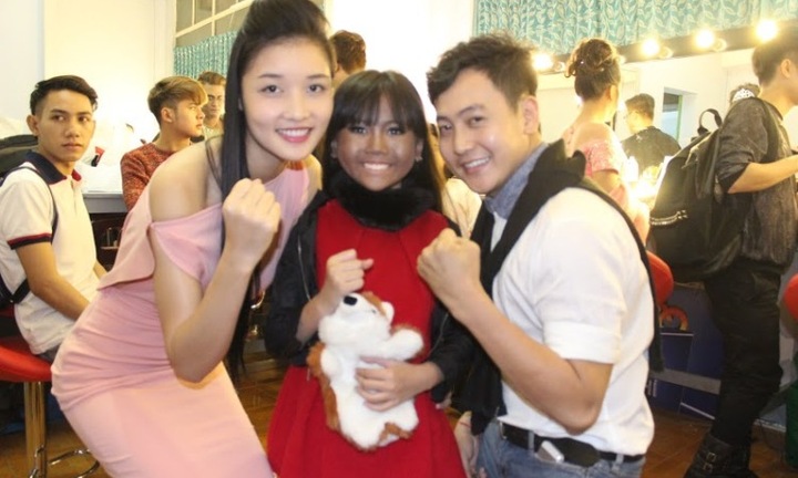 Diễn viên Phi Long đến ủng hộ cháu thi 